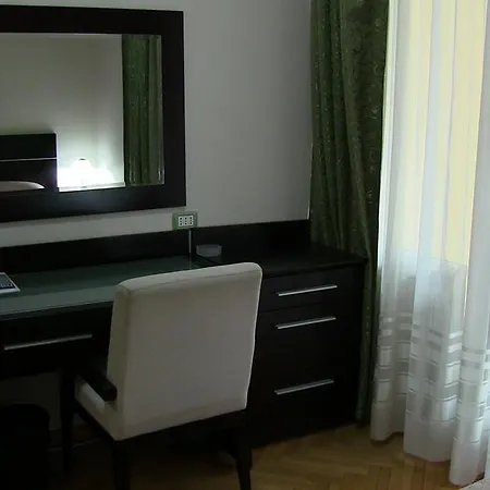 President Garni 酒店 2*